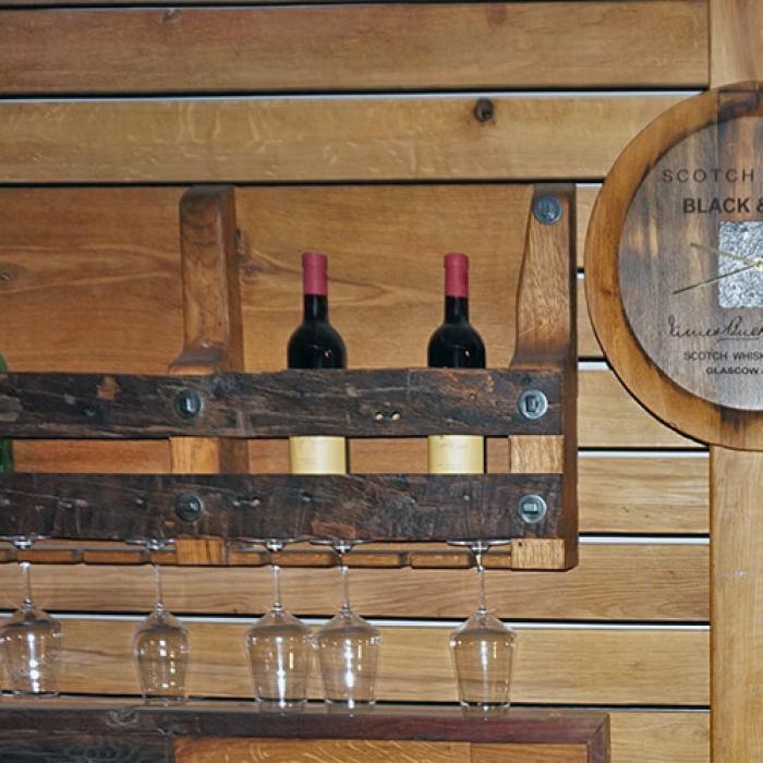 Полиця для винних пляшок і келихів