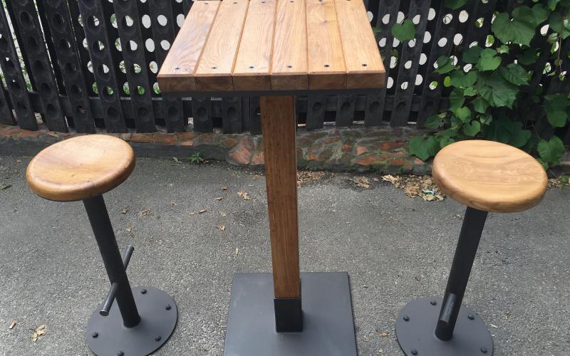 BAFFLE BAR TABLE