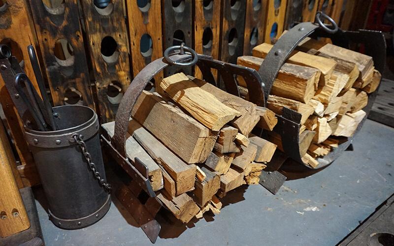 Щипці, кочерга, совок і холдер для каміну