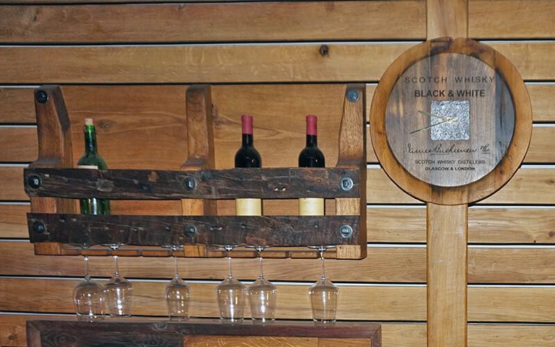 Полиця для винних пляшок і келихів